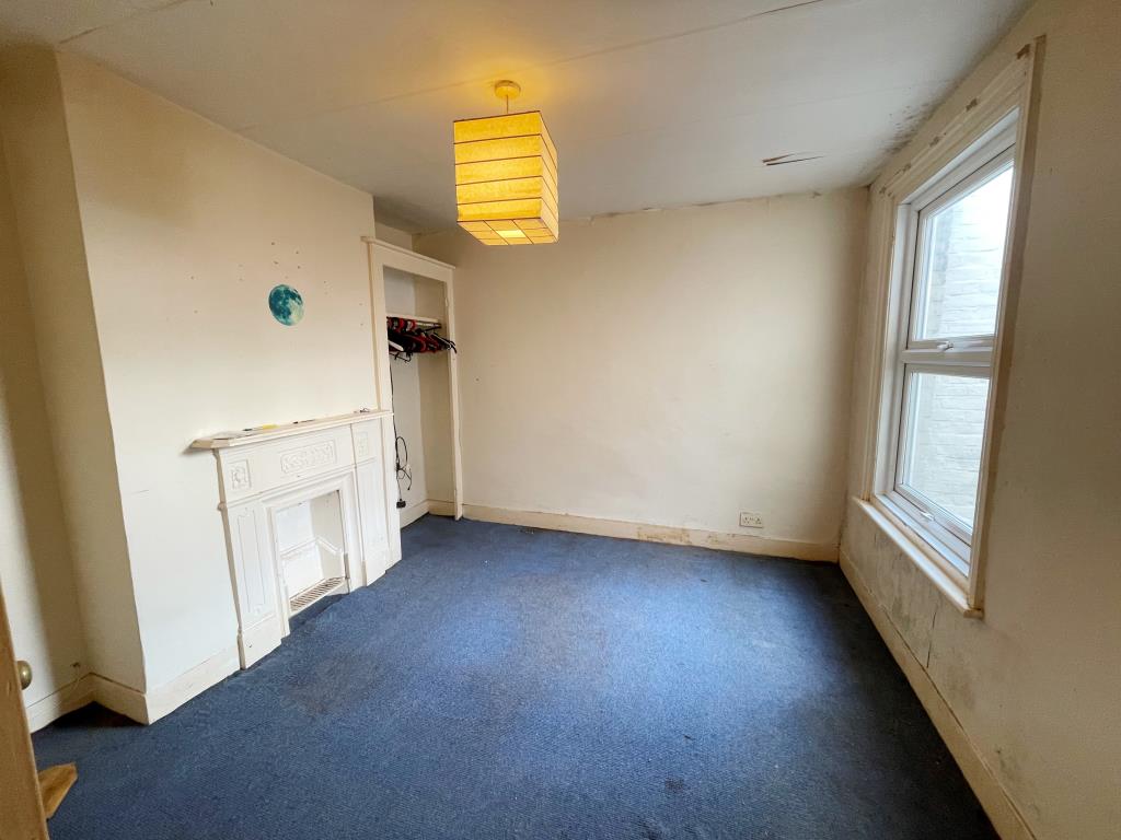 Lot: 92 - THREE-BEDROOM TERRACED HOUSE WITH VIEWS - Bedroom two with fireplace